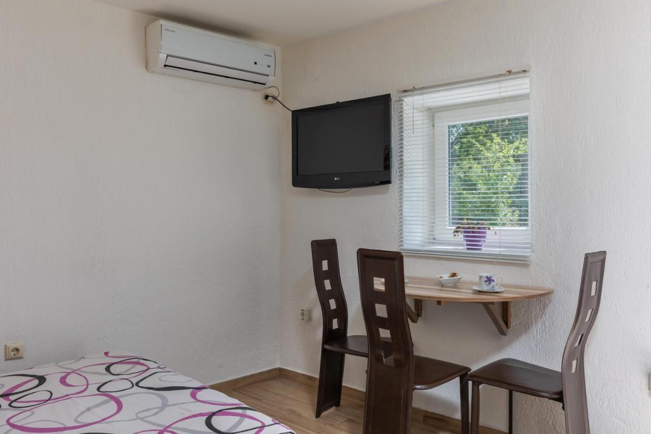 Charming Studio With Hot Tube, Terrace, Barbecue And Garden クラリェヴィツァ エクステリア 写真