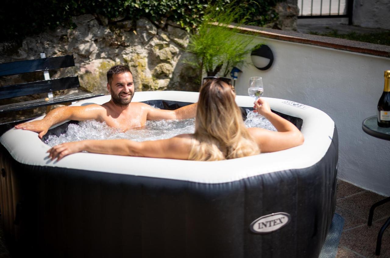 Charming Studio With Hot Tube, Terrace, Barbecue And Garden クラリェヴィツァ エクステリア 写真