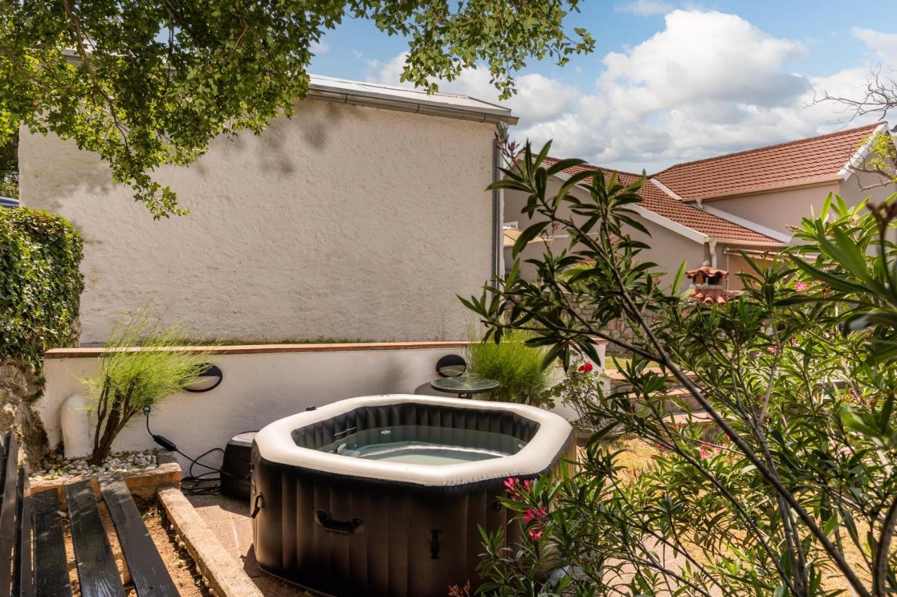 Charming Studio With Hot Tube, Terrace, Barbecue And Garden クラリェヴィツァ エクステリア 写真